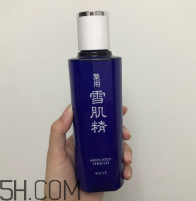雪肌精化妝水盈潤型成分是什么？會使皮膚變薄嗎？