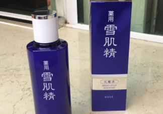 雪肌精化妝水盈潤(rùn)型成分是什么？會(huì)使皮膚變薄嗎？