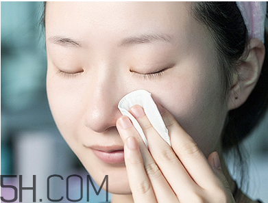 化妝棉卸妝時(shí)候要打濕嗎？使用化妝棉卸妝要注意什么？