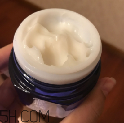 雪肌精菁華凝霜油不油？適合油皮嗎？