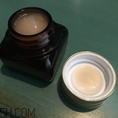 雅詩蘭黛小棕瓶眼霜每次用多少毫升？每次用量多少？