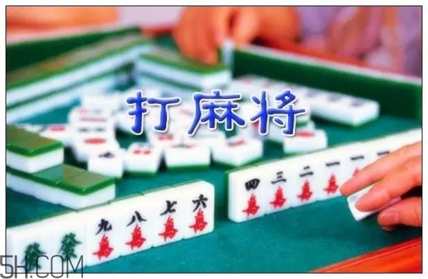 血流成河換三張技巧 血流成河換三張?jiān)趺赐?/h1>

時(shí)間：2017-12-28 17:24:06 編輯：本站整理 8858
分享至：



 c_4(); 
血流成河換棋牌在國內(nèi)屬于麻將最為經(jīng)典的玩法之一，玩法有非常高的投入感，也非常刺激，不過游戲規(guī)則卻需要好好的理解才能戰(zhàn)無不勝，更需要好好的從細(xì)節(jié)出發(fā)掌握一些小技巧，下面我們就一起來分享血流成河換棋牌怎么玩。血流成河換棋牌規(guī)則牌庫：1副麻將牌，去掉風(fēng)牌、箭牌和花牌。1-9條、1-9筒、1-9萬各4張，共108張。(沒有混牌)參與人：4人游戲。游戲規(guī)則：抓牌：108張牌，東西兩家面前13墩牌，南北兩家面前14墩牌。莊家擲1枚骰子，決定從哪里開始抓牌，1：自己面前跳過1墩，2：下家面前跳過2墩，3：對家面前跳過3墩，4：上家面前跳過4墩，5：自己面前跳過5墩，6：下家面前跳過6墩。與普通麻將一樣，每人13張，莊家14張。換牌：抓牌之后每人要選出棋牌相同花色的牌與他人交換，因此若一門花色小于棋牌就不能選了。擲1枚骰子，12拿下家的牌，34拿對家，56拿上家打牌：抓一張打一張，可以碰牌、杠牌，不能吃牌，胡牌時(shí)必須缺。一門。胡牌：胡牌計(jì)算番型是按照“基本番型+額外番型+杠”計(jì)算的。如下表：基本番型：基本胡：最一般的胡牌，注意：胡牌時(shí)必須缺一門。碰碰胡：胡牌時(shí)，牌型由4副刻子(或杠)加將牌構(gòu)成。清一色：胡牌時(shí)，牌型由同一種花色的序數(shù)牌構(gòu)成。清碰：胡牌時(shí)，牌型由同一種花色的4副刻子(或杠)加將牌構(gòu)成。額外番型：門清自摸：如果胡牌時(shí)，沒有碰(吃)、明杠過，并且是自摸胡牌，則在上述基本番型的基礎(chǔ)上，額外加1番。杠牌：明杠：胡牌時(shí)有明杠加1番，但他人胡牌或者自摸時(shí)，自己要多輸1番。可累計(jì)。暗杠：胡牌時(shí)有暗杠加2番，但他人胡牌或者自摸時(shí)，自己要多輸2番?？衫塾?jì)。說明：各人的杠是獨(dú)立計(jì)算的，輸贏都增加相應(yīng)的番數(shù)。胡牌之后的處理：血流成河的特點(diǎn)是胡牌之后沒有結(jié)束，繼續(xù)抓牌打牌，不能換張。可以繼續(xù)胡牌，也會點(diǎn)炮，直至牌墻抓完為止。胡牌之后不能明杠，可以續(xù)杠和暗杠。注意：如果暗杠會破壞現(xiàn)有牌型，改變胡牌牌張，則不允許暗杠，直接強(qiáng)制打出。特殊說明：血流成河是不允許“天胡”的，莊家抓完14張牌之后，還有一個(gè)換牌的過程，換牌之后即使成為胡牌牌型，也必須打出一張，形成聽牌結(jié)構(gòu)。此時(shí)可以自由選擇聽牌牌張，您可以使用“查聽”功能，看看打出哪張牌之后聽牌番數(shù)和張數(shù)可以最大化。游戲結(jié)束：牌墻全部抓完之后本局游戲結(jié)束，結(jié)束之后檢查聽牌，沒有聽牌的玩家賠付給所有已聽牌玩家1倍自摸胡牌的金額。如果游戲結(jié)束時(shí)手中有三門花色，叫做花豬，需要賠付給所有已聽牌玩家2倍自摸胡牌的金額。(有多種胡牌方式時(shí)按番數(shù)最大的賠。)血流成河的規(guī)則與技巧該麻將規(guī)則沿用了四川麻將血戰(zhàn)到底的基本打法。在麻將牌中去掉了“中，發(fā)，白”的字牌，去掉了“東，南，西，北”的風(fēng)牌。只剩下筒，條，萬，三色牌一共108張。麻將的打法按照當(dāng)前流行的十棋牌打法。血流成河的麻將術(shù)語：狗子刨坑，越跑越深：意思就是花豬：也叫三花，打完牌后手上的牌筒條萬三種牌都有，就叫花豬。吃包子：打完牌后沒有下叫的人，要給已經(jīng)下叫和胡牌的人賠錢，賠數(shù)按照所做牌型番數(shù)的最大番數(shù)對被查叫方進(jìn)行賠償。杠進(jìn)杠出：每次杠牌輸贏都加番(現(xiàn)實(shí)中也有杠進(jìn)不杠出的規(guī)則，就是贏牌算番，輸不算番)。血流成河的打牌規(guī)則，在血流成河做牌規(guī)則里面，筒、條、萬三種花色，必須打缺其中的一門花色，用剩下的兩門花色來做牌。當(dāng)玩家手中有兩張一樣的牌，由其他玩家打出了第棋牌一樣的牌時(shí)，玩家可以選擇碰牌。杠牌分為明杠和暗杠兩種。明杠是玩家手中有棋牌一樣的牌，當(dāng)其他玩家打出了第四張一樣的牌時(shí)，玩家可以選擇杠牌?；蛘咄婕乙呀?jīng)碰了棋牌一樣的牌時(shí)，玩家自己又摸到了第四張一樣的牌，就可以選擇杠牌了。暗杠是當(dāng)玩家自己摸到了四張一樣的牌時(shí)，此時(shí)玩家可以選擇從手中把牌拿出來杠牌。杠牌可隨時(shí)進(jìn)行，比如自己手上有棋牌一樣的牌，別人打出第四張時(shí)，可先選擇碰，待自己下叫或其他時(shí)候再杠牌。但不能碰牌后補(bǔ)杠以前碰過的牌。下叫，玩家根據(jù)牌型的規(guī)則，做好牌以后，并差一張牌就可以胡牌時(shí)，此時(shí)，玩家的牌的狀況就叫做下叫。當(dāng)玩家的牌下叫以后，由其他玩家打出了一張牌，正好是玩家的叫牌，此時(shí)，玩家可以選擇胡牌。或者由玩家自己摸到了需要的叫牌，也可以選擇胡牌。玩家自己摸到的胡牌方式叫做自摸。吃包子什么意思，打完牌后沒有下叫的人，要給已經(jīng)下叫和胡牌的人賠錢，賠數(shù)按照所做牌型番數(shù)的最大番數(shù)進(jìn)行賠償。捉花豬打完牌后手上的牌是花豬的牌型，要給已經(jīng)下叫和胡牌的人賠錢，賠數(shù)按照所做牌型番數(shù)的最大番數(shù)的5番進(jìn)行賠償。胡牌牌型及記分番數(shù)：番數(shù)指胡牌大小的計(jì)算單位，是底金的倍數(shù)，每種牌型有不同的番數(shù)計(jì)算。底金：本桌牌局每番結(jié)算的固定金額?；竞胺瑪?shù)(1番底金×1)，玩家的手牌為任意的兩門牌，并且已經(jīng)下叫胡牌，所胡牌的番數(shù)為1番就叫做基本胡。牌型如：23445677萬345789筒。對對胡(3番底金×3)玩家的手牌除了一對將牌以外，剩下的牌都是棋牌一對的，一共四對，這樣的牌型胡牌就叫做對對胡。牌型如：111333444萬66677筒。清一色(5番底金：×5)玩家胡牌的手牌全部都是一門花色，這樣的牌型叫做清一色。牌型如：11223345678999萬，清一色碰碰胡(8翻底金*8)玩家胡牌的手牌全部都是一門花色，并且成牌全是對子。這樣的牌型胡牌就叫清一色碰碰胡。牌型如：11133344555666萬加翻類型補(bǔ)杠。(加一番)直杠。(加一番)暗杠。(加兩番)在血流成河中。胡牌的人繼續(xù)打牌摸牌。叫牌后(胡牌)比如胡基本胡，牌型：12334577萬23345筒，胡的是1，4筒。其他玩家打出1，4筒則可以繼續(xù)胡牌，胡牌后由下家摸牌。自摸也是由下家摸牌如果是一炮兩響，則由后面一位胡牌玩家的下家摸牌繼續(xù)。胡牌牌型中，只能下叫一鐘牌型。在所叫牌中。第一次叫牌后只能胡所叫的牌型。比如1113334446777第一次叫牌自摸8萬，其他玩家賠清一色。后面繼續(xù)打牌中，摸到6萬或其他玩家打出6萬。也只賠清一色。但當(dāng)?shù)谝淮谓信坪?萬清土色碰碰胡時(shí)，其他玩家賠清一色碰碰胡。繼續(xù)打牌時(shí)，就只能胡清一色碰碰胡的6萬，而5萬，8萬則不能胡。在胡牌后，手中的牌只能自摸到杠可以選擇是牌。別人打出的牌，不能直杠。搶杠：別人杠的牌自己能胡，可以搶杠，算做一般的點(diǎn)炮，基本胡型。杠開(2翻底金*2)可視為一杠加自摸算分1，換子， 三五不放，所謂金三銀五，就是這個(gè)道理。2，記牌，記住換牌方位，對方需要什么類型的子3，算牌，算你能胡幾把牌4，防守，當(dāng)你不能胡清一色的時(shí)候主要防守你的上家，你上家胡什么你就帶什么類型的牌。血流成河關(guān)鍵游戲技術(shù)一是當(dāng)打完必缺的一門牌之后可以把剩下兩門牌中必打牌留一下再打,這樣可以讓對手不知道你所要的牌。二是打缺一門牌之后留下的兩門牌其中一張靠的比較遠(yuǎn)的可以提前先打出去,這樣也可以讓對手不知道你的牌路;三是在起手牌和起牌的情況不太順的情況下不要一味的去做清一色,得不償失;四是當(dāng)有棋牌相同的牌時(shí)不要一下就開張,因?yàn)槭歉苓M(jìn)杠出,到聽牌時(shí)再杠,以免別人胡牌多扣分;五是有對子的時(shí)候不要瞎碰,特別是清一色靠中間的牌不要隨便亂碰,容易斷腰,基本胡對子多的時(shí)候可以先碰.六是牢記:卡下家的牌，防對家的牌，跟上家打牌，這樣可以擾亂三家的牌! 打血流成河換棋牌一定不要急，心態(tài)要好，當(dāng)上牌不順手的時(shí)候可以多碰改變牌路，當(dāng)大家都在做清一色的額情況，自己就不要去想做清一色，帶住寬床那一家的牌，先胡小胡也是一種不錯(cuò)的選擇。血流成河換棋牌技巧有人說，打麻將就是靠火，但是，我們認(rèn)為，如果火背的時(shí)候，還是可以靠技術(shù)來支撐的。下面就與大家分享“血流”的技巧心得。第一講： “換棋牌”的技巧心得。所謂“換棋牌”，就是拿自己不用的相同花色的棋牌牌去換別人的棋牌牌。說白了，就是鼓勵(lì)做“清一色”的“大胡”，拒絕“屁胡”。所以要拿出去換的棋牌牌就很有講究了。通常如果清一色能胡成“一條龍”的話，三和七是非常重要的牌，你在換牌的時(shí)候要盡量把這兩張牌留下，不要換給別人。否則，別人靠你給的牌“清一色”聽成“一條飛線”的話，就會胡很多次，動不動就自摸，你會死得很慘!第二講：“睡寬床”的技法如果其余三家都不留你要的這方牌，那你就“睡寬床”了?！八瘜挻病笔呛苋菀状虺伞扒逡簧钡?，這是血流玩家的追求啊。但是，有經(jīng)驗(yàn)的玩家一般都會“站崗”，就是手上也留你要的這方牌，不讓你“睡寬床”------床上睡兩個(gè)人，當(dāng)然就不會那么自在了，呵呵。所以，為了要有寬床睡，就要虛虛實(shí)實(shí)，讓人不明底細(xì)。具體操作是：故意很勉強(qiáng)地聲明你留這方牌是為了“站崗”，要裝得跟真的一樣，打消其他“站崗”者的疑慮。必要時(shí)，還要忍痛放出一張這方牌，打這張牌的時(shí)候要大聲提醒別人，以迷惑對手。其他人都不站崗了，你的寬床就睡定了，下一步就等著數(shù)錢啰!第三講：如何正確使用“安撫法”有的人手氣不好輸錢的時(shí)候，嘴里唉聲嘆氣，出牌時(shí)把麻將重重地拍在桌上，有的還故作鎮(zhèn)定地哼歌，有的嘴里則罵罵咧咧地。不要怕，這些都是心虛和自我壯膽的表現(xiàn)，是由個(gè)人性格和修養(yǎng)決定的。這時(shí)你要做的是不要跟輸錢的人正面發(fā)生言語沖突，嘴上還要不痛不癢地安慰他，最好是巧妙地挑撥他與其他玩家的些小沖突，讓輸家把怒火發(fā)泄到別人身上去，讓別人去打仗，這樣，你可以頭腦清醒地繼續(xù)擴(kuò)大戰(zhàn)果。第四講：如何正確使用“激怒法”勝敗乃兵家常事，麻將桌上沒有常勝將軍，你也會碰到手氣不好的時(shí)候，這時(shí)你千萬要記住不能怒火攻心，要保持鎮(zhèn)靜，以等待時(shí)機(jī)。具體的做法是，要適時(shí)有意制造一些小事件，比如裝作說沒注意換錯(cuò)牌了，或者裝作不小心把才洗好的牌碰倒了，只好重新洗牌，等等。如果贏家被你的招法弄得心浮氣燥，哈哈，恭喜你，機(jī)會都是平等的，過不了多久，幸運(yùn)就會降臨到你頭上了。第五講：適時(shí)使用“吃飯法”俗話說“贏家怕吃飯，輸家怕流汗”，如果你手氣不好的時(shí)候，你可以慢慢挨到吃飯，或是提議提前吃飯，吃過飯以后誰是贏家那就不一定了啊!本人有N多次吃過飯后就轉(zhuǎn)手氣了，你也不妨一試。以上招法是資深麻友在“血流”戰(zhàn)線用“鮮血”總結(jié)的，請有緣的麻友盡可一試。不管輸贏如何，至少你會贏得快樂!這些牌型胡什么1112345678999 2223456677778 23333445678881112345666678 2223456777789 12333345678882344445678999 2333345677778 2344445666678無將牌聽類：1牌聽：單吊，一洞3張(專業(yè)詞匯解讀：洞：聽某張牌，如單吊三萬，就是聽一個(gè)洞：三萬，共有3張牌可胡，因?yàn)橐还灿兴膹埲f牌，自己手里拿一張，見另外棋牌之一張即可和牌)4牌聽：對倒 ：5566， 聽胡5、6兩洞， 可胡張數(shù)：4張4連 ：2345， 聽胡2，5兩洞， 可胡張數(shù)：6張31嵌 ：2224， 聽胡3，4兩洞， 可胡張數(shù)：7張31連 ：3334， 聽胡2，4，5三洞， 可胡張數(shù)：11張7牌聽：311+2 ：22234+99(67888+11)聽胡2，5，9三洞， 可胡張數(shù)：7張6連1重 ：2344567(or2345567)，聽胡1，4，7三洞， 可胡張數(shù)：9張7連 ：1234567， 聽胡1，4，7三洞， 可胡張數(shù)：9張133 ：2333444(or3334445)，聽胡1，2，3，4四洞， 可胡張數(shù)：9張322 ：4445566(or4455666)，聽胡4，5，6，7四洞， 可胡張數(shù)：9張3211 ：3334456(or3455666)，聽胡2，5，4，7四洞， 可胡張數(shù)：13張13111 ：3444567(or3456667)，聽胡2，3，5，8四洞， 可胡張數(shù)：14張313 ：4445666， 聽胡3，4，5，6，7五洞， 可胡張數(shù)：13張31111 ：4445678(or4567888)，聽胡3，5，6，8，9五洞， 可胡張數(shù)：17張10牌聽：331111 ：3334445678， 聽胡3，4，5，6，8，9六洞， 可胡張數(shù)：15張313111 ：3334555678， 聽胡2，3，4，5，6，9六洞， 可胡張數(shù)：16張31111111：1112345678， 聽胡2，5，8，3，6，9六洞， 可胡張數(shù)：19張311113 ：1112345666， 聽胡1，2，3，4，5，6，7七洞， 可胡張數(shù)：18張311113 ：2223456777， 聽胡1，2，3，4，5，6，7，8八洞， 可胡張數(shù)：22張22222 ：1122334455， 聽胡1，2，4，5四洞， 可胡張數(shù)：8張13牌聽(豪華版參考)：222223 ：3344556677888， 聽胡2，3，4，5，6，7，8七洞， 可胡張數(shù)：15張九連寶燈：1112345678999， 聽胡全9洞，見色和 可胡張數(shù)：23張有將牌聽類：2牌聽：兩面 ：34， 聽胡2，5兩洞， 可胡張數(shù)：8張嵌張 ：35， 聽胡4一洞， 可胡張數(shù)：4張邊張 ：12， 聽胡3一洞， 可胡張數(shù)：4張5牌聽：5連 ：23456， 聽胡1，4，7三洞， 可胡張數(shù)：11張打麻將什么人最坑1.總欠到不清賬把把欠著不清賬，回回都說沒零的先欠著，下把一起給。還一副無所謂的樣子，給個(gè)錢跟要他命一樣，你以為你拿的美金?2.輸了就怪別人贏了不說話，輸了一直念。怪別個(gè)打的不好、怪對面沒坐對、怪上家亂出，怪下家碰牌，而且各種不舒服，各種不安逸，臉上寫著三個(gè)字：輸不起!3.出牌時(shí)亂甩牌出牌愛朝桌子中間堆牌的位置甩，讓別人看不清楚他到底打的哪張，點(diǎn)炮的牌企圖蒙混過關(guān)。4.出牌時(shí)總砸牌打個(gè)牌就像跟牌有仇一樣，把牌使勁朝桌子上砸，拍的桌面“砰砰”響。愣是把技術(shù)活干成了體力活。5.停了牌就看牌自己停牌了，把牌一扣就開始看別人牌，看完上家看下家，還要裝模作樣教別人咋個(gè)打6.從頭到尾碎碎念一邊打牌一邊逼逼叨叨，一會哎呀個(gè)人打錯(cuò)了牌，一會哎呀誰打的幺雞怎么沒看到，張張牌背后都有個(gè)感人的故事，別人牌他也要念。7.糾結(jié)彈簧手出牌羅里巴索，死活不打，一桌子人等他一個(gè)，有時(shí)候牌都快要落地了又拿回去了，碰牌吃牌也是各種糾結(jié)。這種人我們叫他彈簧手。最可恨連胡牌都裝逼，明明胡了，左看右看看半天，奧!胡了!真是曰了dog了!8.輸錢不讓完明明說好12點(diǎn)收稱，但他輸了硬是不讓人走，非要打通宵，不贏回來不罷休，但通常都是越輸越多。9.打錯(cuò)了要悔牌打錯(cuò)了又把牌撿回來重新打，還不管大家同不同意，一臉賴皮相。10.贏了也說沒贏打完了一算賬，明明贏了非說自己沒贏，我也就呵呵了...好像你贏了還能問你要回來一樣還是怕讓你請客吃飯呢?有一次打麻將，隔壁那桌，打完四個(gè)人都說輸了，我就醉了。大玩?zhèn)?，小玩怡情。遇到這些牌品差的，我們下次就不要和他耍了，本來打牌就是一個(gè)放松娛樂的事，氣到自己就劃不來了~ 

 b_4(); 


寶寶囟門是怎樣的一個(gè)部位？寶寶的囟門要怎樣保護(hù)比較好？
情緒不穩(wěn)會影響月經(jīng)嗎？影響月經(jīng)的因素有哪些？

網(wǎng)站首頁
返回欄目


相關(guān)文章

1老婆愛打麻將怎么辦 老婆愛打麻將該離婚嗎浏览:3468 2老公喜歡打麻將怎么管 該不該管老公打麻將浏览:1万+ 


熱門文章


胃在左邊還是右邊？胃在哪個(gè)位置圖水煮蝦煮多長時(shí)間？水煮蝦煮幾分鐘？ 

女生說sp是什么意思？女人發(fā)消息sp暗示什么？n95口罩多久換一次 n95口罩可持續(xù)使用多少個(gè)小時(shí)醫(yī)用外科口罩哪里能買到 醫(yī)用外科口罩藥店有賣嗎螺旋果凍怎么用 螺旋果凍是干什么的airpods怎么調(diào)節(jié)音量 這個(gè)方法很簡單手上長了個(gè)硬疙瘩怎么回事 手上長了個(gè)硬疙瘩像繭水滴胸是什么樣的 水滴形胸是什么樣子的格力空調(diào)遙控器圖標(biāo)有什么含義?格力空調(diào)遙控器圖標(biāo)功能說明醫(yī)用口罩可以在哪里買 醫(yī)用口罩的價(jià)格一次性洗臉巾的危害 長期用一次性洗臉巾好嗎醫(yī)用外科口罩和普通口罩有什么區(qū)別 醫(yī)用口罩分為幾種iqos煙彈價(jià)格 買iqos前必須知道這些 


5H跟帖 
















網(wǎng)友評論僅供其表達(dá)個(gè)人看法，并不表明5h立場。





		var mydate = new Date();
		var year = mydate.getFullYear();
		var month = mydate.getMonth();
		var day = mydate.getDate()
		var nowdate = year+"-"+month+"-"+day
		
		$("#imageField").click(function(){
			var commentcont = $(".comment-text").val();
			if($(".comment-text").val()==""){
				alert("您沒什么話要說嗎？");
			}else{
				var data = {
					nomember:1,
					saytext:commentcont,
					id : $("#id").attr("value"),
					ecmsfrom : $("#ecmsfrom").attr("value"),
					classid : $("#classid").attr("value"),
					enews : $("#enews").attr("value"),
					repid : $("#repid").attr("value")
				};				
				$.ajax({
					type: "POST",
					url: "/e/pl/doaction.php",
					data: data,
					dataType:'text',
					success: function(msg){
						$(".comment-text").val("");
						$(".comment-body").prepend('<li><div   id="othc1fy"   class="combd-title"><span id="fxcj5vv"    class="title">本站網(wǎng)友:匿名</span><span id="6kynegq"    class="time">'+nowdate+'</span></div><p class="combd-bd">'+commentcont+'</p></li>')
					}
				});
			}	
		})	
	
查看更多+ 

