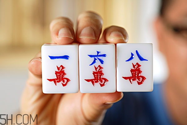 血流成河換三張技巧 血流成河換三張?jiān)趺赐?/h1>

時(shí)間：2017-12-28 17:24:06 編輯：本站整理 8858
分享至：



 c_4(); 
血流成河換棋牌在國內(nèi)屬于麻將最為經(jīng)典的玩法之一，玩法有非常高的投入感，也非常刺激，不過游戲規(guī)則卻需要好好的理解才能戰(zhàn)無不勝，更需要好好的從細(xì)節(jié)出發(fā)掌握一些小技巧，下面我們就一起來分享血流成河換棋牌怎么玩。血流成河換棋牌規(guī)則牌庫：1副麻將牌，去掉風(fēng)牌、箭牌和花牌。1-9條、1-9筒、1-9萬各4張，共108張。(沒有混牌)參與人：4人游戲。游戲規(guī)則：抓牌：108張牌，東西兩家面前13墩牌，南北兩家面前14墩牌。莊家擲1枚骰子，決定從哪里開始抓牌，1：自己面前跳過1墩，2：下家面前跳過2墩，3：對家面前跳過3墩，4：上家面前跳過4墩，5：自己面前跳過5墩，6：下家面前跳過6墩。與普通麻將一樣，每人13張，莊家14張。換牌：抓牌之后每人要選出棋牌相同花色的牌與他人交換，因此若一門花色小于棋牌就不能選了。擲1枚骰子，12拿下家的牌，34拿對家，56拿上家打牌：抓一張打一張，可以碰牌、杠牌，不能吃牌，胡牌時(shí)必須缺。一門。胡牌：胡牌計(jì)算番型是按照“基本番型+額外番型+杠”計(jì)算的。如下表：基本番型：基本胡：最一般的胡牌，注意：胡牌時(shí)必須缺一門。碰碰胡：胡牌時(shí)，牌型由4副刻子(或杠)加將牌構(gòu)成。清一色：胡牌時(shí)，牌型由同一種花色的序數(shù)牌構(gòu)成。清碰：胡牌時(shí)，牌型由同一種花色的4副刻子(或杠)加將牌構(gòu)成。額外番型：門清自摸：如果胡牌時(shí)，沒有碰(吃)、明杠過，并且是自摸胡牌，則在上述基本番型的基礎(chǔ)上，額外加1番。杠牌：明杠：胡牌時(shí)有明杠加1番，但他人胡牌或者自摸時(shí)，自己要多輸1番。可累計(jì)。暗杠：胡牌時(shí)有暗杠加2番，但他人胡牌或者自摸時(shí)，自己要多輸2番?？衫塾?jì)。說明：各人的杠是獨(dú)立計(jì)算的，輸贏都增加相應(yīng)的番數(shù)。胡牌之后的處理：血流成河的特點(diǎn)是胡牌之后沒有結(jié)束，繼續(xù)抓牌打牌，不能換張。可以繼續(xù)胡牌，也會點(diǎn)炮，直至牌墻抓完為止。胡牌之后不能明杠，可以續(xù)杠和暗杠。注意：如果暗杠會破壞現(xiàn)有牌型，改變胡牌牌張，則不允許暗杠，直接強(qiáng)制打出。特殊說明：血流成河是不允許“天胡”的，莊家抓完14張牌之后，還有一個(gè)換牌的過程，換牌之后即使成為胡牌牌型，也必須打出一張，形成聽牌結(jié)構(gòu)。此時(shí)可以自由選擇聽牌牌張，您可以使用“查聽”功能，看看打出哪張牌之后聽牌番數(shù)和張數(shù)可以最大化。游戲結(jié)束：牌墻全部抓完之后本局游戲結(jié)束，結(jié)束之后檢查聽牌，沒有聽牌的玩家賠付給所有已聽牌玩家1倍自摸胡牌的金額。如果游戲結(jié)束時(shí)手中有三門花色，叫做花豬，需要賠付給所有已聽牌玩家2倍自摸胡牌的金額。(有多種胡牌方式時(shí)按番數(shù)最大的賠。)血流成河的規(guī)則與技巧該麻將規(guī)則沿用了四川麻將血戰(zhàn)到底的基本打法。在麻將牌中去掉了“中，發(fā)，白”的字牌，去掉了“東，南，西，北”的風(fēng)牌。只剩下筒，條，萬，三色牌一共108張。麻將的打法按照當(dāng)前流行的十棋牌打法。血流成河的麻將術(shù)語：狗子刨坑，越跑越深：意思就是花豬：也叫三花，打完牌后手上的牌筒條萬三種牌都有，就叫花豬。吃包子：打完牌后沒有下叫的人，要給已經(jīng)下叫和胡牌的人賠錢，賠數(shù)按照所做牌型番數(shù)的最大番數(shù)對被查叫方進(jìn)行賠償。杠進(jìn)杠出：每次杠牌輸贏都加番(現(xiàn)實(shí)中也有杠進(jìn)不杠出的規(guī)則，就是贏牌算番，輸不算番)。血流成河的打牌規(guī)則，在血流成河做牌規(guī)則里面，筒、條、萬三種花色，必須打缺其中的一門花色，用剩下的兩門花色來做牌。當(dāng)玩家手中有兩張一樣的牌，由其他玩家打出了第棋牌一樣的牌時(shí)，玩家可以選擇碰牌。杠牌分為明杠和暗杠兩種。明杠是玩家手中有棋牌一樣的牌，當(dāng)其他玩家打出了第四張一樣的牌時(shí)，玩家可以選擇杠牌?；蛘咄婕乙呀?jīng)碰了棋牌一樣的牌時(shí)，玩家自己又摸到了第四張一樣的牌，就可以選擇杠牌了。暗杠是當(dāng)玩家自己摸到了四張一樣的牌時(shí)，此時(shí)玩家可以選擇從手中把牌拿出來杠牌。杠牌可隨時(shí)進(jìn)行，比如自己手上有棋牌一樣的牌，別人打出第四張時(shí)，可先選擇碰，待自己下叫或其他時(shí)候再杠牌。但不能碰牌后補(bǔ)杠以前碰過的牌。下叫，玩家根據(jù)牌型的規(guī)則，做好牌以后，并差一張牌就可以胡牌時(shí)，此時(shí)，玩家的牌的狀況就叫做下叫。當(dāng)玩家的牌下叫以后，由其他玩家打出了一張牌，正好是玩家的叫牌，此時(shí)，玩家可以選擇胡牌。或者由玩家自己摸到了需要的叫牌，也可以選擇胡牌。玩家自己摸到的胡牌方式叫做自摸。吃包子什么意思，打完牌后沒有下叫的人，要給已經(jīng)下叫和胡牌的人賠錢，賠數(shù)按照所做牌型番數(shù)的最大番數(shù)進(jìn)行賠償。捉花豬打完牌后手上的牌是花豬的牌型，要給已經(jīng)下叫和胡牌的人賠錢，賠數(shù)按照所做牌型番數(shù)的最大番數(shù)的5番進(jìn)行賠償。胡牌牌型及記分番數(shù)：番數(shù)指胡牌大小的計(jì)算單位，是底金的倍數(shù)，每種牌型有不同的番數(shù)計(jì)算。底金：本桌牌局每番結(jié)算的固定金額?；竞胺瑪?shù)(1番底金×1)，玩家的手牌為任意的兩門牌，并且已經(jīng)下叫胡牌，所胡牌的番數(shù)為1番就叫做基本胡。牌型如：23445677萬345789筒。對對胡(3番底金×3)玩家的手牌除了一對將牌以外，剩下的牌都是棋牌一對的，一共四對，這樣的牌型胡牌就叫做對對胡。牌型如：111333444萬66677筒。清一色(5番底金：×5)玩家胡牌的手牌全部都是一門花色，這樣的牌型叫做清一色。牌型如：11223345678999萬，清一色碰碰胡(8翻底金*8)玩家胡牌的手牌全部都是一門花色，并且成牌全是對子。這樣的牌型胡牌就叫清一色碰碰胡。牌型如：11133344555666萬加翻類型補(bǔ)杠。(加一番)直杠。(加一番)暗杠。(加兩番)在血流成河中。胡牌的人繼續(xù)打牌摸牌。叫牌后(胡牌)比如胡基本胡，牌型：12334577萬23345筒，胡的是1，4筒。其他玩家打出1，4筒則可以繼續(xù)胡牌，胡牌后由下家摸牌。自摸也是由下家摸牌如果是一炮兩響，則由后面一位胡牌玩家的下家摸牌繼續(xù)。胡牌牌型中，只能下叫一鐘牌型。在所叫牌中。第一次叫牌后只能胡所叫的牌型。比如1113334446777第一次叫牌自摸8萬，其他玩家賠清一色。后面繼續(xù)打牌中，摸到6萬或其他玩家打出6萬。也只賠清一色。但當(dāng)?shù)谝淮谓信坪?萬清土色碰碰胡時(shí)，其他玩家賠清一色碰碰胡。繼續(xù)打牌時(shí)，就只能胡清一色碰碰胡的6萬，而5萬，8萬則不能胡。在胡牌后，手中的牌只能自摸到杠可以選擇是牌。別人打出的牌，不能直杠。搶杠：別人杠的牌自己能胡，可以搶杠，算做一般的點(diǎn)炮，基本胡型。杠開(2翻底金*2)可視為一杠加自摸算分1，換子， 三五不放，所謂金三銀五，就是這個(gè)道理。2，記牌，記住換牌方位，對方需要什么類型的子3，算牌，算你能胡幾把牌4，防守，當(dāng)你不能胡清一色的時(shí)候主要防守你的上家，你上家胡什么你就帶什么類型的牌。血流成河關(guān)鍵游戲技術(shù)一是當(dāng)打完必缺的一門牌之后可以把剩下兩門牌中必打牌留一下再打,這樣可以讓對手不知道你所要的牌。二是打缺一門牌之后留下的兩門牌其中一張靠的比較遠(yuǎn)的可以提前先打出去,這樣也可以讓對手不知道你的牌路;三是在起手牌和起牌的情況不太順的情況下不要一味的去做清一色,得不償失;四是當(dāng)有棋牌相同的牌時(shí)不要一下就開張,因?yàn)槭歉苓M(jìn)杠出,到聽牌時(shí)再杠,以免別人胡牌多扣分;五是有對子的時(shí)候不要瞎碰,特別是清一色靠中間的牌不要隨便亂碰,容易斷腰,基本胡對子多的時(shí)候可以先碰.六是牢記:卡下家的牌，防對家的牌，跟上家打牌，這樣可以擾亂三家的牌! 打血流成河換棋牌一定不要急，心態(tài)要好，當(dāng)上牌不順手的時(shí)候可以多碰改變牌路，當(dāng)大家都在做清一色的額情況，自己就不要去想做清一色，帶住寬床那一家的牌，先胡小胡也是一種不錯(cuò)的選擇。血流成河換棋牌技巧有人說，打麻將就是靠火，但是，我們認(rèn)為，如果火背的時(shí)候，還是可以靠技術(shù)來支撐的。下面就與大家分享“血流”的技巧心得。第一講： “換棋牌”的技巧心得。所謂“換棋牌”，就是拿自己不用的相同花色的棋牌牌去換別人的棋牌牌。說白了，就是鼓勵(lì)做“清一色”的“大胡”，拒絕“屁胡”。所以要拿出去換的棋牌牌就很有講究了。通常如果清一色能胡成“一條龍”的話，三和七是非常重要的牌，你在換牌的時(shí)候要盡量把這兩張牌留下，不要換給別人。否則，別人靠你給的牌“清一色”聽成“一條飛線”的話，就會胡很多次，動不動就自摸，你會死得很慘!第二講：“睡寬床”的技法如果其余三家都不留你要的這方牌，那你就“睡寬床”了?！八瘜挻病笔呛苋菀状虺伞扒逡簧钡?，這是血流玩家的追求啊。但是，有經(jīng)驗(yàn)的玩家一般都會“站崗”，就是手上也留你要的這方牌，不讓你“睡寬床”------床上睡兩個(gè)人，當(dāng)然就不會那么自在了，呵呵。所以，為了要有寬床睡，就要虛虛實(shí)實(shí)，讓人不明底細(xì)。具體操作是：故意很勉強(qiáng)地聲明你留這方牌是為了“站崗”，要裝得跟真的一樣，打消其他“站崗”者的疑慮。必要時(shí)，還要忍痛放出一張這方牌，打這張牌的時(shí)候要大聲提醒別人，以迷惑對手。其他人都不站崗了，你的寬床就睡定了，下一步就等著數(shù)錢啰!第三講：如何正確使用“安撫法”有的人手氣不好輸錢的時(shí)候，嘴里唉聲嘆氣，出牌時(shí)把麻將重重地拍在桌上，有的還故作鎮(zhèn)定地哼歌，有的嘴里則罵罵咧咧地。不要怕，這些都是心虛和自我壯膽的表現(xiàn)，是由個(gè)人性格和修養(yǎng)決定的。這時(shí)你要做的是不要跟輸錢的人正面發(fā)生言語沖突，嘴上還要不痛不癢地安慰他，最好是巧妙地挑撥他與其他玩家的些小沖突，讓輸家把怒火發(fā)泄到別人身上去，讓別人去打仗，這樣，你可以頭腦清醒地繼續(xù)擴(kuò)大戰(zhàn)果。第四講：如何正確使用“激怒法”勝敗乃兵家常事，麻將桌上沒有常勝將軍，你也會碰到手氣不好的時(shí)候，這時(shí)你千萬要記住不能怒火攻心，要保持鎮(zhèn)靜，以等待時(shí)機(jī)。具體的做法是，要適時(shí)有意制造一些小事件，比如裝作說沒注意換錯(cuò)牌了，或者裝作不小心把才洗好的牌碰倒了，只好重新洗牌，等等。如果贏家被你的招法弄得心浮氣燥，哈哈，恭喜你，機(jī)會都是平等的，過不了多久，幸運(yùn)就會降臨到你頭上了。第五講：適時(shí)使用“吃飯法”俗話說“贏家怕吃飯，輸家怕流汗”，如果你手氣不好的時(shí)候，你可以慢慢挨到吃飯，或是提議提前吃飯，吃過飯以后誰是贏家那就不一定了啊!本人有N多次吃過飯后就轉(zhuǎn)手氣了，你也不妨一試。以上招法是資深麻友在“血流”戰(zhàn)線用“鮮血”總結(jié)的，請有緣的麻友盡可一試。不管輸贏如何，至少你會贏得快樂!這些牌型胡什么1112345678999 2223456677778 23333445678881112345666678 2223456777789 12333345678882344445678999 2333345677778 2344445666678無將牌聽類：1牌聽：單吊，一洞3張(專業(yè)詞匯解讀：洞：聽某張牌，如單吊三萬，就是聽一個(gè)洞：三萬，共有3張牌可胡，因?yàn)橐还灿兴膹埲f牌，自己手里拿一張，見另外棋牌之一張即可和牌)4牌聽：對倒 ：5566， 聽胡5、6兩洞， 可胡張數(shù)：4張4連 ：2345， 聽胡2，5兩洞， 可胡張數(shù)：6張31嵌 ：2224， 聽胡3，4兩洞， 可胡張數(shù)：7張31連 ：3334， 聽胡2，4，5三洞， 可胡張數(shù)：11張7牌聽：311+2 ：22234+99(67888+11)聽胡2，5，9三洞， 可胡張數(shù)：7張6連1重 ：2344567(or2345567)，聽胡1，4，7三洞， 可胡張數(shù)：9張7連 ：1234567， 聽胡1，4，7三洞， 可胡張數(shù)：9張133 ：2333444(or3334445)，聽胡1，2，3，4四洞， 可胡張數(shù)：9張322 ：4445566(or4455666)，聽胡4，5，6，7四洞， 可胡張數(shù)：9張3211 ：3334456(or3455666)，聽胡2，5，4，7四洞， 可胡張數(shù)：13張13111 ：3444567(or3456667)，聽胡2，3，5，8四洞， 可胡張數(shù)：14張313 ：4445666， 聽胡3，4，5，6，7五洞， 可胡張數(shù)：13張31111 ：4445678(or4567888)，聽胡3，5，6，8，9五洞， 可胡張數(shù)：17張10牌聽：331111 ：3334445678， 聽胡3，4，5，6，8，9六洞， 可胡張數(shù)：15張313111 ：3334555678， 聽胡2，3，4，5，6，9六洞， 可胡張數(shù)：16張31111111：1112345678， 聽胡2，5，8，3，6，9六洞， 可胡張數(shù)：19張311113 ：1112345666， 聽胡1，2，3，4，5，6，7七洞， 可胡張數(shù)：18張311113 ：2223456777， 聽胡1，2，3，4，5，6，7，8八洞， 可胡張數(shù)：22張22222 ：1122334455， 聽胡1，2，4，5四洞， 可胡張數(shù)：8張13牌聽(豪華版參考)：222223 ：3344556677888， 聽胡2，3，4，5，6，7，8七洞， 可胡張數(shù)：15張九連寶燈：1112345678999， 聽胡全9洞，見色和 可胡張數(shù)：23張有將牌聽類：2牌聽：兩面 ：34， 聽胡2，5兩洞， 可胡張數(shù)：8張嵌張 ：35， 聽胡4一洞， 可胡張數(shù)：4張邊張 ：12， 聽胡3一洞， 可胡張數(shù)：4張5牌聽：5連 ：23456， 聽胡1，4，7三洞， 可胡張數(shù)：11張打麻將什么人最坑1.總欠到不清賬把把欠著不清賬，回回都說沒零的先欠著，下把一起給。還一副無所謂的樣子，給個(gè)錢跟要他命一樣，你以為你拿的美金?2.輸了就怪別人贏了不說話，輸了一直念。怪別個(gè)打的不好、怪對面沒坐對、怪上家亂出，怪下家碰牌，而且各種不舒服，各種不安逸，臉上寫著三個(gè)字：輸不起!3.出牌時(shí)亂甩牌出牌愛朝桌子中間堆牌的位置甩，讓別人看不清楚他到底打的哪張，點(diǎn)炮的牌企圖蒙混過關(guān)。4.出牌時(shí)總砸牌打個(gè)牌就像跟牌有仇一樣，把牌使勁朝桌子上砸，拍的桌面“砰砰”響。愣是把技術(shù)活干成了體力活。5.停了牌就看牌自己停牌了，把牌一扣就開始看別人牌，看完上家看下家，還要裝模作樣教別人咋個(gè)打6.從頭到尾碎碎念一邊打牌一邊逼逼叨叨，一會哎呀個(gè)人打錯(cuò)了牌，一會哎呀誰打的幺雞怎么沒看到，張張牌背后都有個(gè)感人的故事，別人牌他也要念。7.糾結(jié)彈簧手出牌羅里巴索，死活不打，一桌子人等他一個(gè)，有時(shí)候牌都快要落地了又拿回去了，碰牌吃牌也是各種糾結(jié)。這種人我們叫他彈簧手。最可恨連胡牌都裝逼，明明胡了，左看右看看半天，奧!胡了!真是曰了dog了!8.輸錢不讓完明明說好12點(diǎn)收稱，但他輸了硬是不讓人走，非要打通宵，不贏回來不罷休，但通常都是越輸越多。9.打錯(cuò)了要悔牌打錯(cuò)了又把牌撿回來重新打，還不管大家同不同意，一臉賴皮相。10.贏了也說沒贏打完了一算賬，明明贏了非說自己沒贏，我也就呵呵了...好像你贏了還能問你要回來一樣還是怕讓你請客吃飯呢?有一次打麻將，隔壁那桌，打完四個(gè)人都說輸了，我就醉了。大玩?zhèn)?，小玩怡情。遇到這些牌品差的，我們下次就不要和他耍了，本來打牌就是一個(gè)放松娛樂的事，氣到自己就劃不來了~ 

 b_4(); 


寶寶囟門是怎樣的一個(gè)部位？寶寶的囟門要怎樣保護(hù)比較好？
情緒不穩(wěn)會影響月經(jīng)嗎？影響月經(jīng)的因素有哪些？

網(wǎng)站首頁
返回欄目


相關(guān)文章

1老婆愛打麻將怎么辦 老婆愛打麻將該離婚嗎浏览:3468 2老公喜歡打麻將怎么管 該不該管老公打麻將浏览:1万+ 


熱門文章


胃在左邊還是右邊？胃在哪個(gè)位置圖水煮蝦煮多長時(shí)間？水煮蝦煮幾分鐘？ 

女生說sp是什么意思？女人發(fā)消息sp暗示什么？n95口罩多久換一次 n95口罩可持續(xù)使用多少個(gè)小時(shí)醫(yī)用外科口罩哪里能買到 醫(yī)用外科口罩藥店有賣嗎螺旋果凍怎么用 螺旋果凍是干什么的airpods怎么調(diào)節(jié)音量 這個(gè)方法很簡單手上長了個(gè)硬疙瘩怎么回事 手上長了個(gè)硬疙瘩像繭水滴胸是什么樣的 水滴形胸是什么樣子的格力空調(diào)遙控器圖標(biāo)有什么含義?格力空調(diào)遙控器圖標(biāo)功能說明醫(yī)用口罩可以在哪里買 醫(yī)用口罩的價(jià)格一次性洗臉巾的危害 長期用一次性洗臉巾好嗎醫(yī)用外科口罩和普通口罩有什么區(qū)別 醫(yī)用口罩分為幾種iqos煙彈價(jià)格 買iqos前必須知道這些 


5H跟帖 
















網(wǎng)友評論僅供其表達(dá)個(gè)人看法，并不表明5h立場。





		var mydate = new Date();
		var year = mydate.getFullYear();
		var month = mydate.getMonth();
		var day = mydate.getDate()
		var nowdate = year+"-"+month+"-"+day
		
		$("#imageField").click(function(){
			var commentcont = $(".comment-text").val();
			if($(".comment-text").val()==""){
				alert("您沒什么話要說嗎？");
			}else{
				var data = {
					nomember:1,
					saytext:commentcont,
					id : $("#id").attr("value"),
					ecmsfrom : $("#ecmsfrom").attr("value"),
					classid : $("#classid").attr("value"),
					enews : $("#enews").attr("value"),
					repid : $("#repid").attr("value")
				};				
				$.ajax({
					type: "POST",
					url: "/e/pl/doaction.php",
					data: data,
					dataType:'text',
					success: function(msg){
						$(".comment-text").val("");
						$(".comment-body").prepend('<li><div   id="othc1fy"   class="combd-title"><span id="fxcj5vv"    class="title">本站網(wǎng)友:匿名</span><span id="6kynegq"    class="time">'+nowdate+'</span></div><p class="combd-bd">'+commentcont+'</p></li>')
					}
				});
			}	
		})	
	
查看更多+ 
