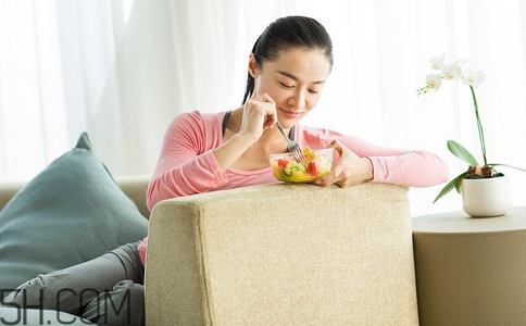 女孩月經(jīng)初潮可不可以喝紅糖水？女孩月經(jīng)初潮媽媽應(yīng)該怎么做？