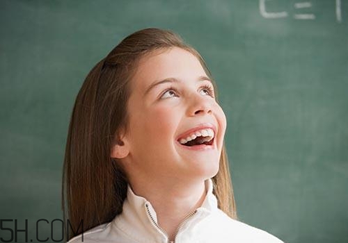 女孩月經(jīng)初潮量多量少正常嗎？月經(jīng)初潮一般幾天干凈？