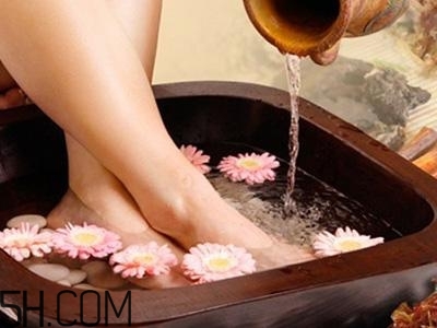 檸檬精油可以泡腳嗎？檸檬精油泡腳的好處有哪些？