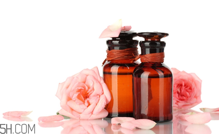 玫瑰精油能泡腳嗎？玫瑰精油的使用方法有哪些？