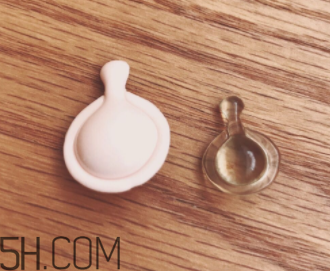 伊麗莎白雅頓眼部精華液油不油？長(zhǎng)脂肪粒嗎？