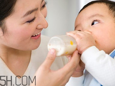 斷奶應(yīng)該是怎樣的一個(gè)過(guò)程？斷奶的過(guò)程中要注意哪些問(wèn)題？