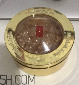 伊麗莎白雅頓眼部精華液油不油？長(zhǎng)脂肪粒嗎？