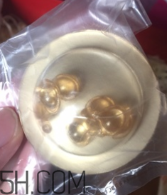 伊麗莎白雅頓眼部精華液油不油？長(zhǎng)脂肪粒嗎？