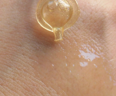 伊麗莎白雅頓眼部精華液油不油？長(zhǎng)脂肪粒嗎？