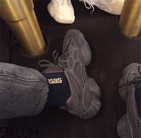 yeezy 500 desert rat純黑配色實物什么樣？