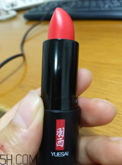羽西蟲(chóng)草口紅滋潤(rùn)嗎？哪個(gè)色號(hào)適合秋冬？