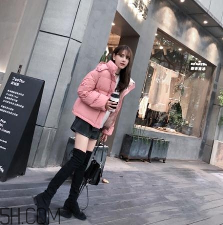 粉色羽絨服配什么鞋子？粉色羽絨服搭配鞋子圖片