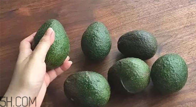 牛油果和牛奶可以一起吃嗎？牛油果和牛奶可以榨汁嗎？
