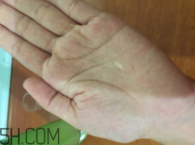 蘭蔻水光瓶后續(xù)要疊加面霜嗎？可以和精華疊加嗎？