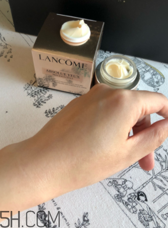 蘭蔻菁純眼霜與小黑瓶眼霜有什么區(qū)別？哪個好用？