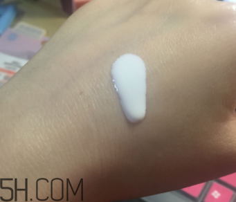 娥佩蘭防曬霜是物理防曬還是化學(xué)防曬？油不油？