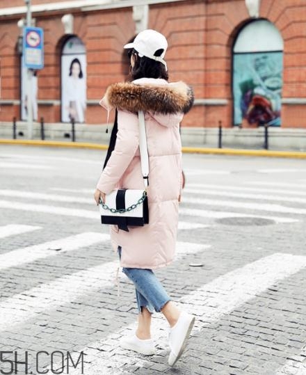 粉色羽絨服配什么褲子？粉色羽絨服搭配什么褲子好看？