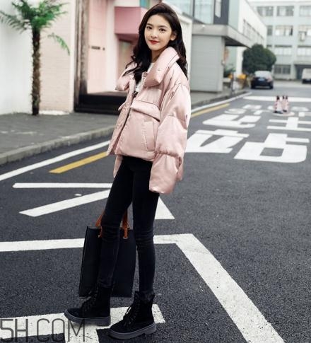 粉色羽絨服配什么褲子？粉色羽絨服搭配什么褲子好看？