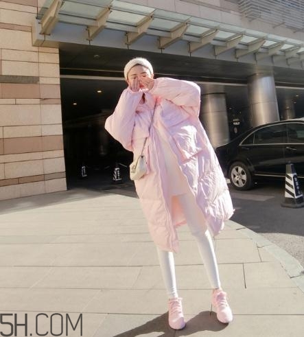 粉色羽絨服配什么褲子？粉色羽絨服搭配什么褲子好看？