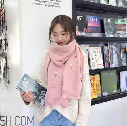 粉色圍巾怎么搭配衣服？粉色圍巾配什么顏色衣服？