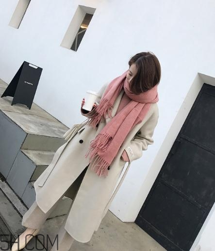 粉色圍巾怎么搭配衣服？粉色圍巾配什么顏色衣服？