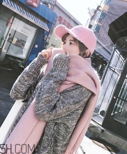 粉色圍巾怎么搭配衣服？粉色圍巾配什么顏色衣服？