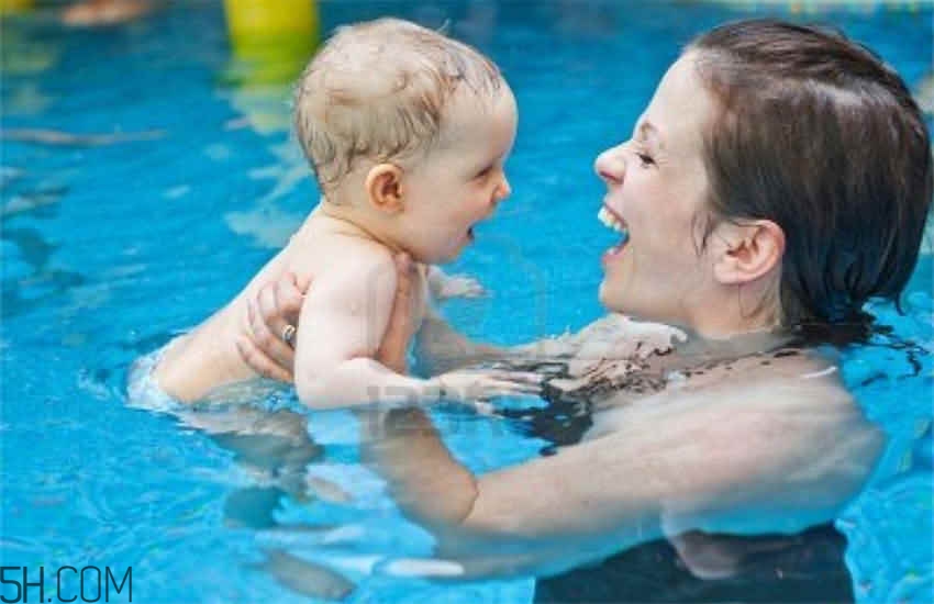 嬰幼兒睡覺(jué)翻白眼是怎么回事？寶寶學(xué)游泳有哪些講究？