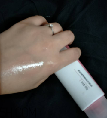 瓷肌晶透雪肌潔面乳可以卸妝嗎？清潔力如何？