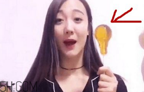 燈泡糖放進嘴巴為什么拿不出來？燈泡棒棒糖怎么拿出來？