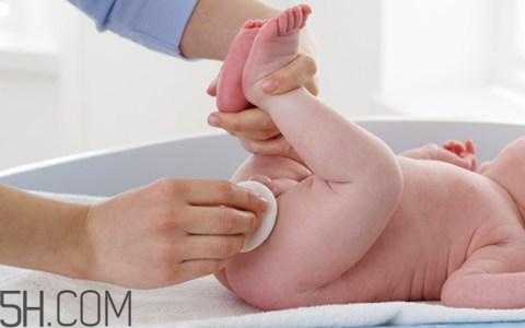 新生兒眼屎又多又黃是怎么回事？新生兒何時(shí)能坐飛機(jī)？