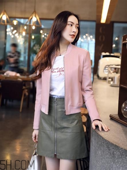 粉色皮衣怎么搭配好看？甜美機(jī)車少女風(fēng)