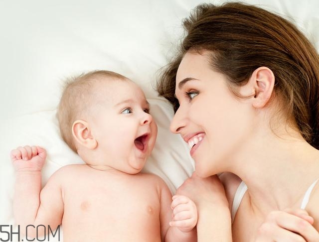 寶寶腿紋不對稱是怎么回事？嬰幼兒的生長發(fā)育標準是怎樣的？