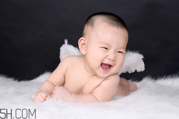 寶寶腿紋不對稱是怎么回事？嬰幼兒的生長發(fā)育標準是怎樣的？