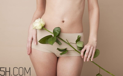 女性小便發(fā)黃是怎么回事？女性小便發(fā)黃有異味的原因有哪些？