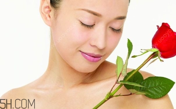 女性小便發(fā)黃是怎么回事？女性小便發(fā)黃有異味的原因有哪些？