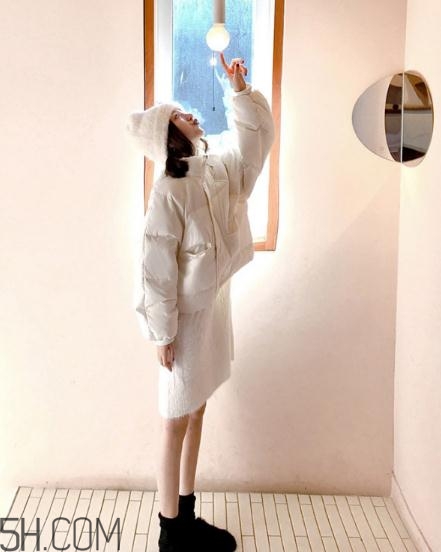 白色面包服怎么搭配？可愛與時(shí)尚并存的冬日穿搭