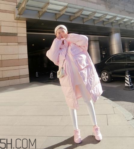粉色面包服配什么褲子？少女心爆棚的經(jīng)典搭配