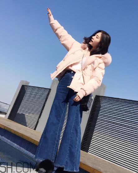 粉色面包服配什么褲子？少女心爆棚的經(jīng)典搭配