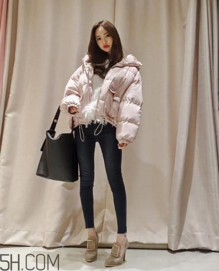 粉色面包服配什么褲子？少女心爆棚的經(jīng)典搭配