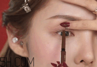 V型眼線怎么畫？V型眼線畫好美到冒泡