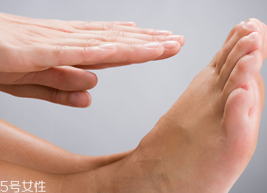 腳冷預(yù)示哪些疾?。炕蚴切呐K衰弱