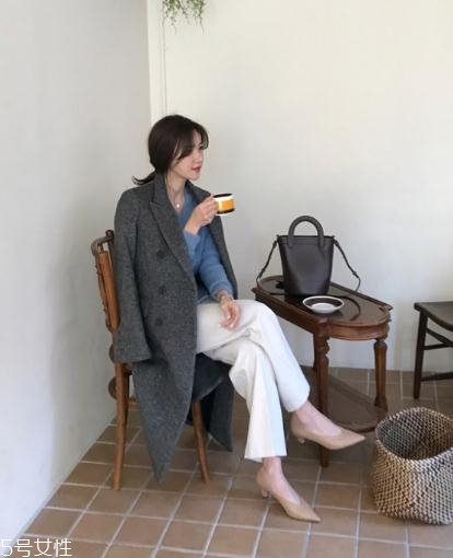 灰色大衣配什么顏色的毛衣？分分鐘穿出高級范兒