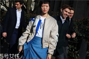 飛行員夾克里面穿什么？溫暖時尚兩不誤