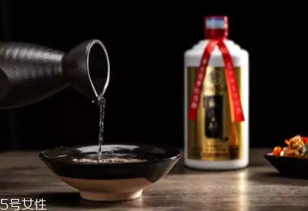 喝白酒有哪些好處？喝點白酒能激活腸胃