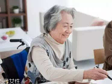 加齡臭怎么去除？老人氣治療應(yīng)內(nèi)外兼修