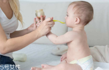 母乳寶寶如何判斷奶量？媽媽記得要多喝奶