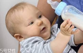 母乳寶寶如何判斷奶量？媽媽記得要多喝奶